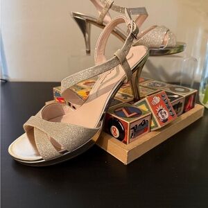 NWOT Nina Gold Glitter Heels Size 6